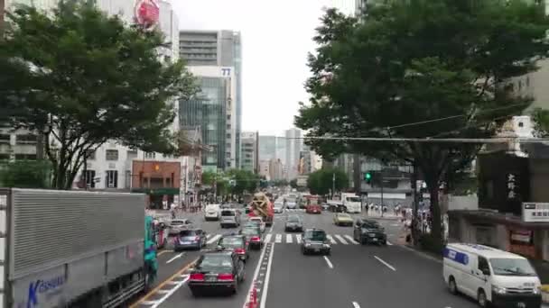 Уличное движение в центре Токио - проезд через Токио - ТОКИО, Япония - 12 июня 2018 года — стоковое видео
