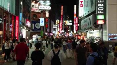 Neon reklam ve şehir ışıkları Shibuya - gece kalabalık bir bölgede - Tokyo, Japonya - 12 Haziran 2018