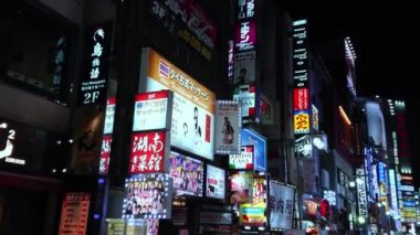 Popüler gece hayatı Tokyo - Shinjuku meşgul alanı - Tokyo, Japonya - 17 Haziran 2018