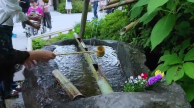 Bir Japonca tapınak - Tokyo, Japonya - 12 Haziran 2018 çeşmede ritüel arıtma