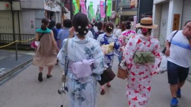 14 Haziran 2018 Kamakura - Kamakura, Japonya - Komachi sokakta yürürken kimono Japon kadınlarda
