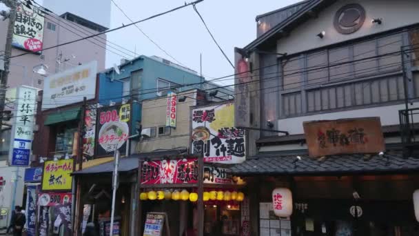 Japanska butiker i den historiska staden av Kamakura Ofuna - Kamakura, Japan - 18 juni 2018 — Stockvideo