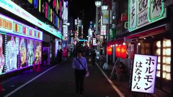 Popularnych klubów nocnych w Tokio - gwarnej dzielnicy Shinjuku - Tokio, Japonia - 17 czerwca 2018 r. — Wideo stockowe