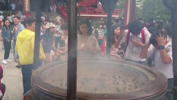 2018 년 6 월 12 일-도쿄, 일본 불교 사원에서 주전자를 향 — 비디오