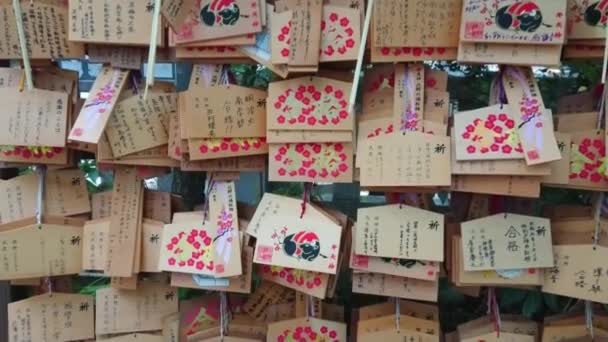 Wishes written on wooden plates in a Buddhist Temple in Japan - TOKYO, JAPAN - JUNE 12, 2018 — Stock Video