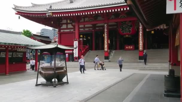 Senso-Ji Rozciągacz w Tokio - słynny Sensoji w Asakusa - Tokio, Japonia - 12 czerwca 2018 r. — Wideo stockowe