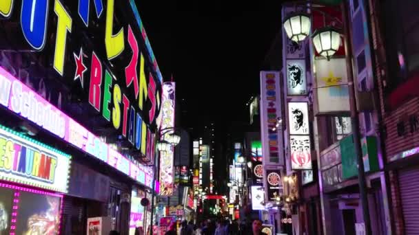 Popularnych klubów nocnych w Tokio - gwarnej dzielnicy Shinjuku - Tokio, Japonia - 17 czerwca 2018 r. — Wideo stockowe