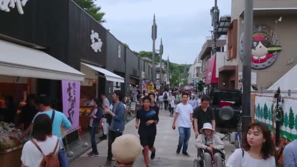 Berühmteste straße in kamakura - die beliebte komachi-straße - tokyo, japan - 12. juni 2018 — Stockvideo