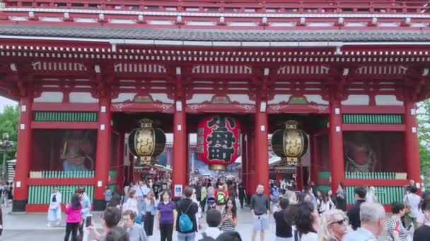 Beroemdste tempel in Tokyo - de Senso-Ji tempel in Asakusa - Tokio, Japan - 12 juni, 2018 — Stockvideo