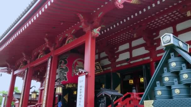 Beroemdste tempel in Tokyo - de Senso-Ji tempel in Asakusa - Tokio, Japan - 12 juni, 2018 — Stockvideo