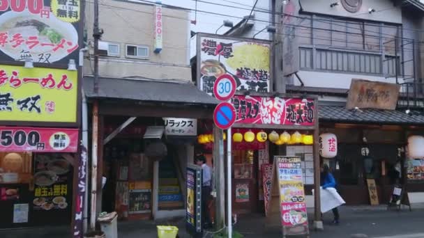 Street view in the historic city of Kamakura Ofuna - KAMAKURA, JAPAN - JUNE 18, 2018 — Stock Video