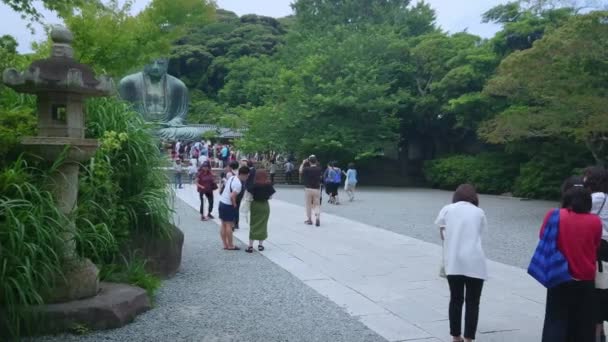 Grande Buddha famoso nel tempio Kamakura Daibutsu - TOKYO, GIAPPONE - 12 GIUGNO 2018 — Video Stock