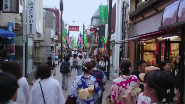 Najsłynniejsza ulica w Kamakura - popularnej ulicy Komachi - Tokio, Japonia - 12 czerwca 2018 r. — Wideo stockowe