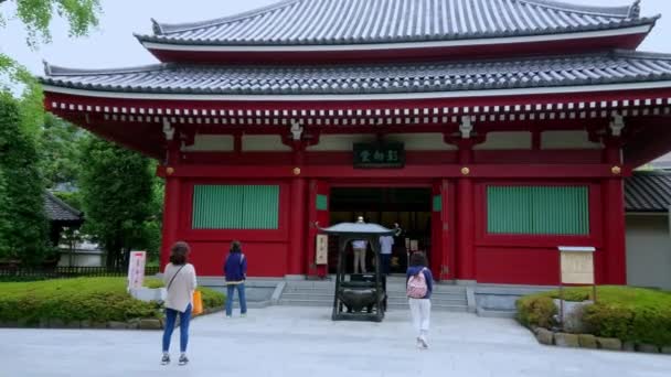 Senso-Ji Rozciągacz w Tokio - słynny Sensoji w Asakusa - Tokio, Japonia - 12 czerwca 2018 r. — Wideo stockowe