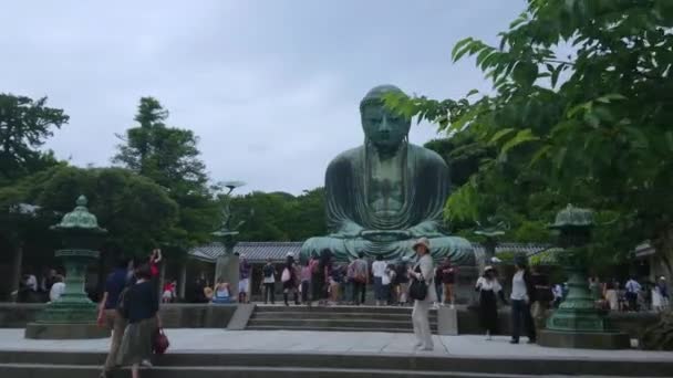 Berühmteste Sehenswürdigkeit in Kamakura - der große Buddha Daibutsu - Tokyo, Japan - 12. Juni 2018 — Stockvideo