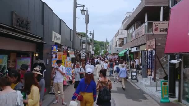 Leghíresebb utcája, a Kamakura - a népszerű Komachi Street - Tokyo, Japán - 2018. június 12. — Stock videók