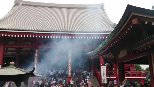 Najbardziej znanych świątyni w Tokio - świątyni Senso-Ji w Asakusa - Tokio, Japonia - 12 czerwca 2018 r. — Wideo stockowe