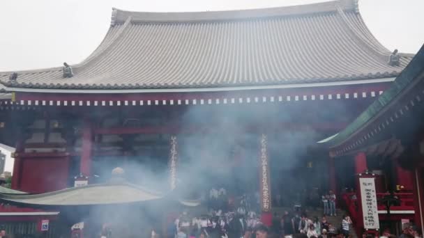 Templo más famoso de Tokio - El Templo Senso-Ji en Asakusa - TOKYO, JAPÓN - 12 DE JUNIO DE 2018 — Vídeos de Stock