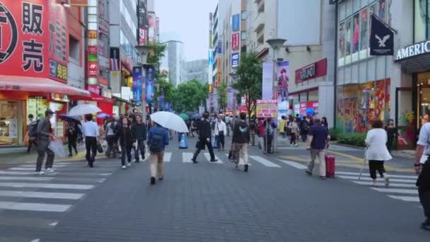 O movimentado distrito comercial de Ikebukuro em Toshima Tóquio - TOKYO, JAPÃO - JUNHO 18, 2018 — Vídeo de Stock