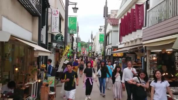 Toko-toko kecil di Jalan Komachi di Kamakura - KAMAKURA, JAPAN - JUNE 14, 2018 — Stok Video