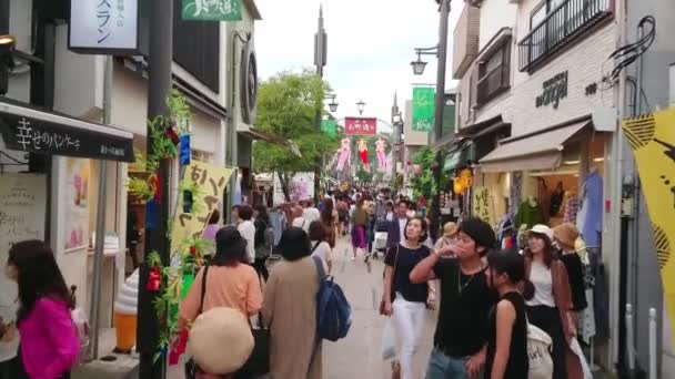 Toko-toko kecil di Jalan Komachi di Kamakura - KAMAKURA, JAPAN - JUNE 14, 2018 — Stok Video