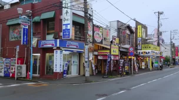 Street view in the historic city of Kamakura Ofuna - KAMAKURA, JAPAN - JUNE 18, 2018 — Stock Video