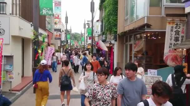 Самая знаменитая улица Камакуры - популярная улица Комачи - ТОКИО, ЯПОНИЯ - 12 июня 2018 года — стоковое видео