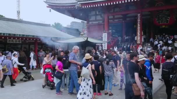 Templo más famoso de Tokio - El Templo Senso-Ji en Asakusa - TOKYO, JAPÓN - 12 DE JUNIO DE 2018 — Vídeos de Stock