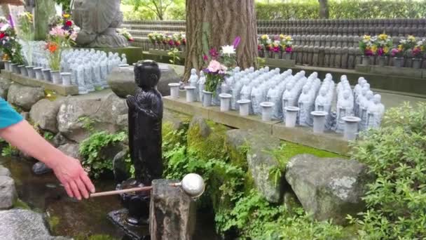 Ritual purification fountain at an Japanese Temple - TOKYO, JAPAN - JUNE 12, 2018 — Stock Video