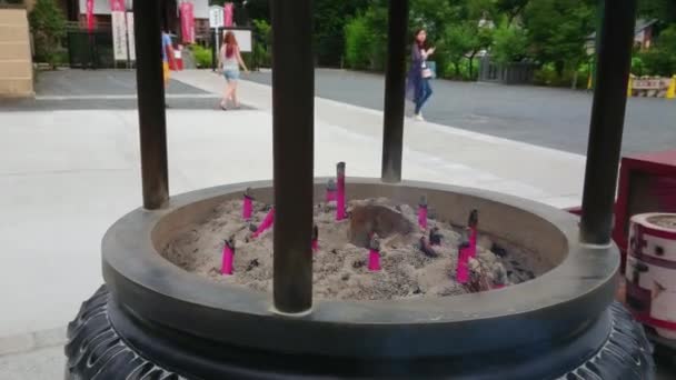 Wierook waterkoker in een boeddhistische tempel - Tokio, Japan - 12 juni, 2018 — Stockvideo