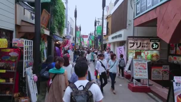 Найвідоміша вулиця в Камакура - популярна вулиця Komachi - Токіо, Японія - 12 червня 2018 — стокове відео