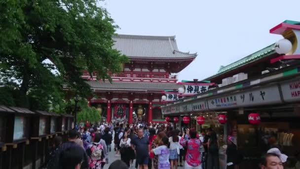 Самый известный храм в Токио - храм Сэнсо-Цзи в Асакусе - ТОКИО, Япония - 12 июня 2018 г. — стоковое видео