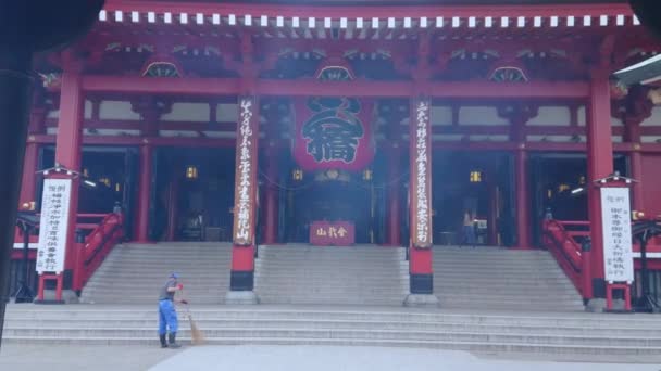 Самый известный храм в Токио - храм Сэнсо-Цзи в Асакусе - ТОКИО, Япония - 12 июня 2018 г. — стоковое видео
