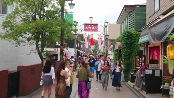 Leghíresebb utcája, a Kamakura - a népszerű Komachi Street - Tokyo, Japán - 2018. június 12. — Stock videók