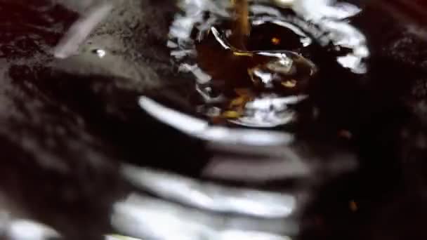 Zblízka střílel z čerstvé kávy v šálku v pomalém pohybu — Stock video