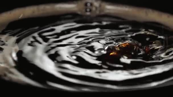 Close-up shot van verse koffie in een kopje in slow motion — Stockvideo