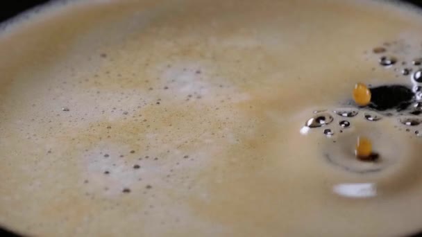 Κοντινό πλάνο του φρέσκου καφέ σε ένα φλιτζάνι σε αργή κίνηση — Αρχείο Βίντεο