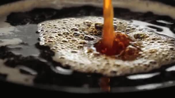 Nära upp skott av nybryggt kaffe i en kopp i slow motion — Stockvideo