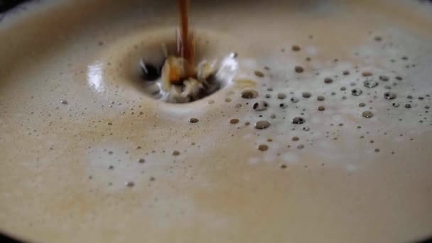 Close up shot of fresh coffee in a cup in slow motion — Stock Video