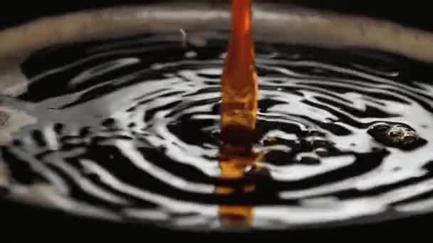 Nära upp skott av nybryggt kaffe i en kopp i slow motion — Stockvideo