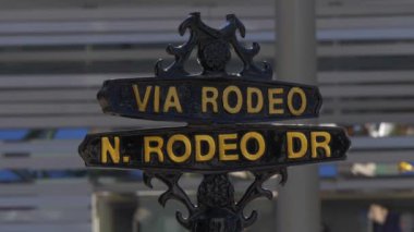 Via Rodeo sokak tabelası Beverly Hills Rodeo Drive - CALIFORNIA, ABD - 18 Mart 2019