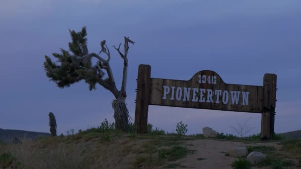 Historic Pioneertown en California por la noche - CALIFORNIA, Estados Unidos - 18 de MARZO de 2019 — Vídeo de stock