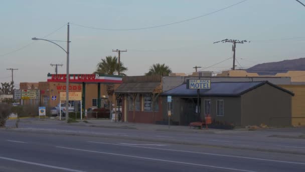 Pequeño pueblo en el Valle de Yucca en el Cañón Morongo - CALIFORNIA, EE.UU. - 18 DE MARZO DE 2019 — Vídeo de stock