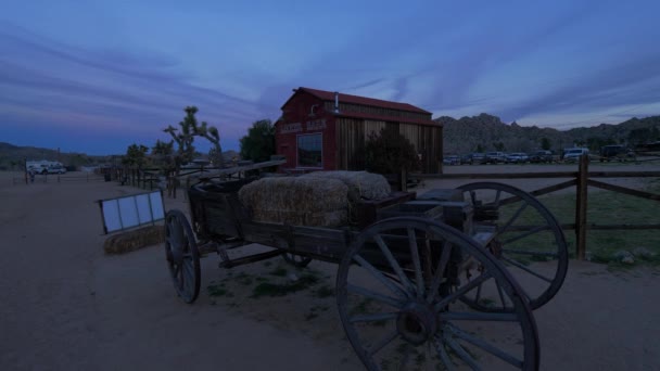 Historic Pioneertown en California por la noche - CALIFORNIA, Estados Unidos - 18 de MARZO de 2019 — Vídeo de stock