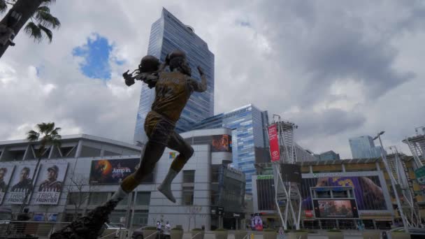 Esculturas alrededor del Staples Center Los Angeles - CALIFORNIA, Estados Unidos - 18 DE MARZO DE 2019 — Vídeo de stock