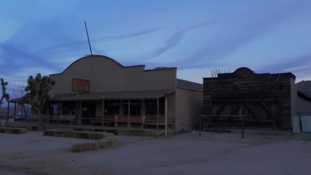 Edificios históricos de madera en Pioneertown en California por la noche - CALIFORNIA, USA - 18 DE MARZO DE 2019 — Vídeo de stock