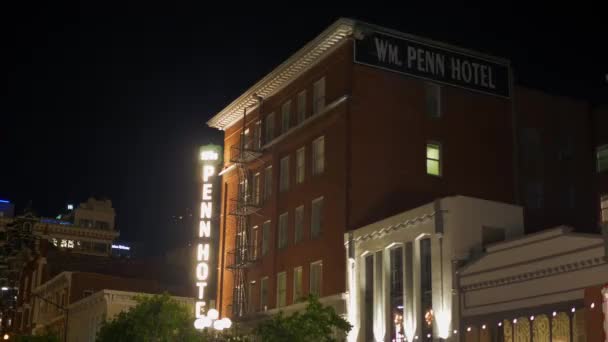 Penn Hotel på Gaslamp Quarter San Diego på natten - CALIFORNIA, USA - 18 mars 2019 — Stockvideo