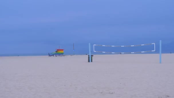 Colorful Lifeguard tower at Venice Beach - CALIFORNIA, USA - MARCH 18, 2019 — Stock Video