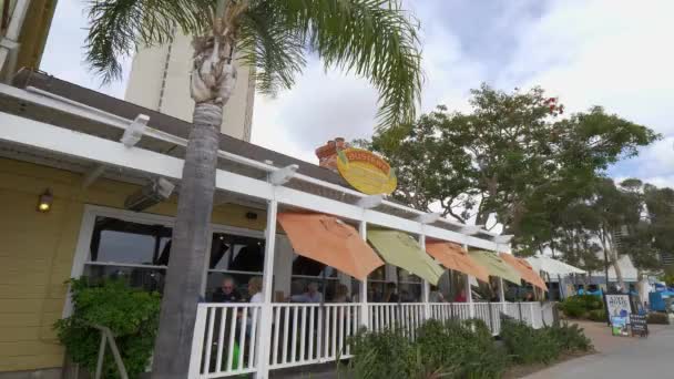 Liten café och restaurang på San Diego Bay - CALIFORNIA, USA - 18 mars 2019 — Stockvideo