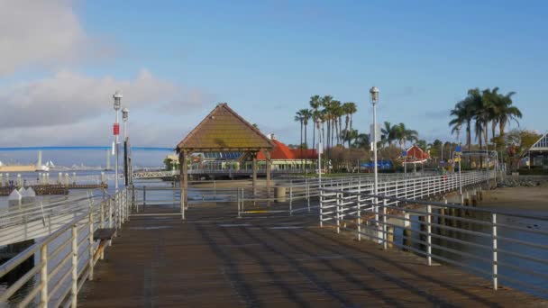 Belo cais de Coronado na baía de San Diego - CALIFORNIA, EUA - 18 de março de 2019 — Vídeo de Stock